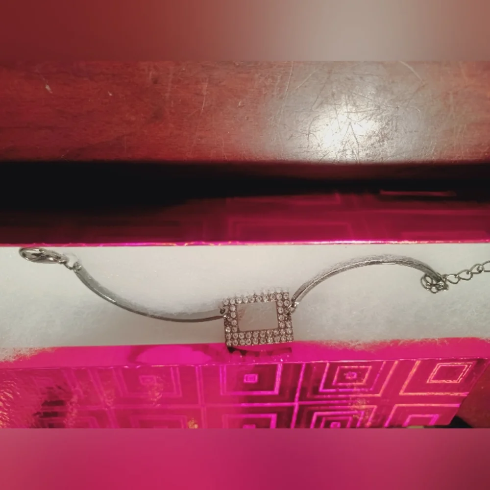 Bracelet - Picture 1 of 2